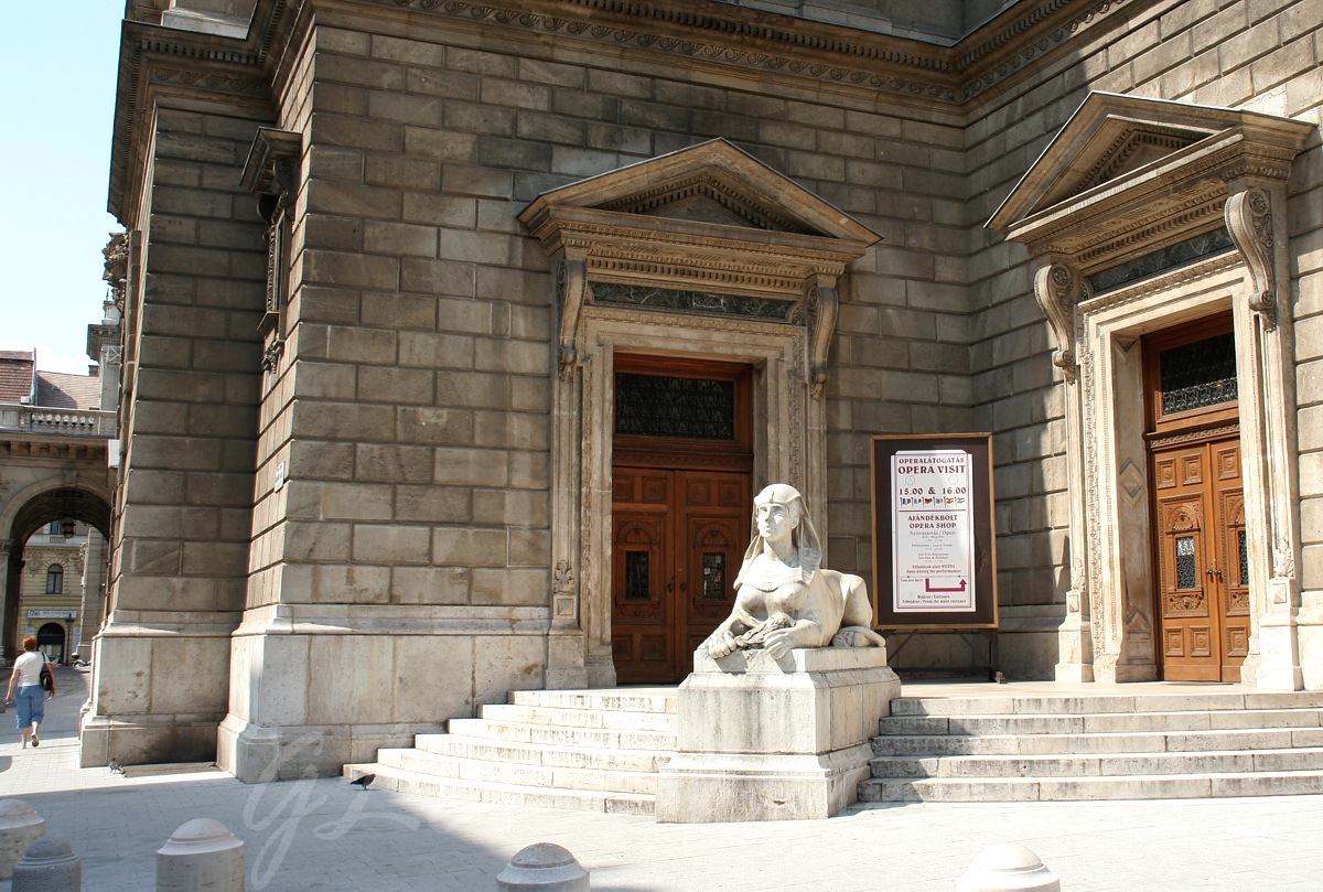 Operahz sarka - Corner of Opera House