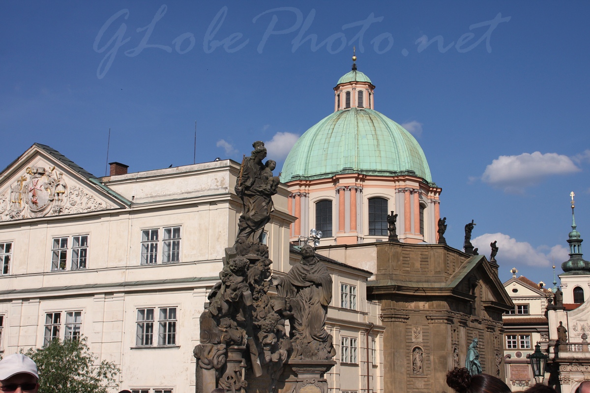 Prga, Kroly hdnl - At Charles bridge in Prague